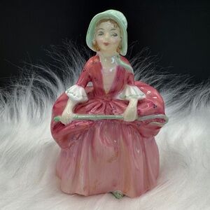 COPY - Royal Doulton miniature figurine "Bo Peep" HN 1811. Shepherdess figurine